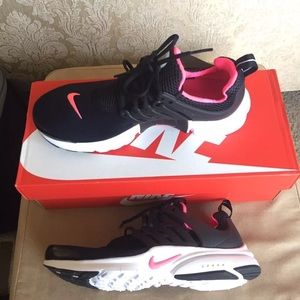 Nike Shoes (6Y = women's 7.5)